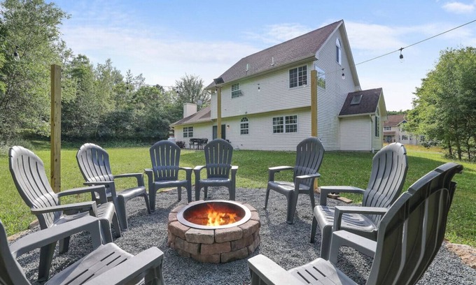 Tunkhannock Township House | Cozy Secluded 3BR Home Pocono Raceway - Game Room