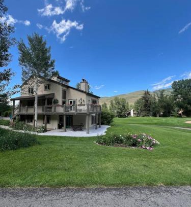 Eagle-Vail House | Cozy Secluded EagleVail 2 bed 2 bathroom On Golf Course