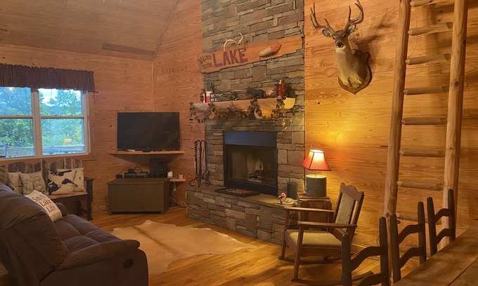 Double Springs House | Cozy Smith Lake Cabin with Flat Lot in Double Springs/Bankhead- Pet Friendly