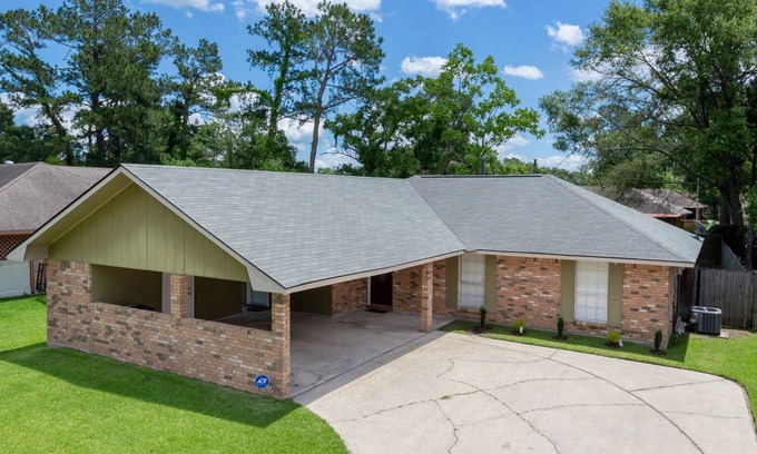 Park Forest - LA North House | Cozy spacious 3 bedroom 2 bathroom home.