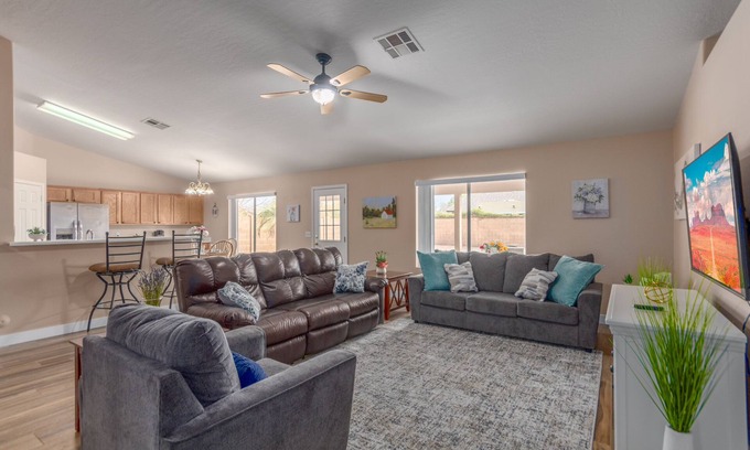 Gateway Ranch House | Cozy & Spacious 3BR Pet Friendly Single-Story Big Backyard near SanTan Mall