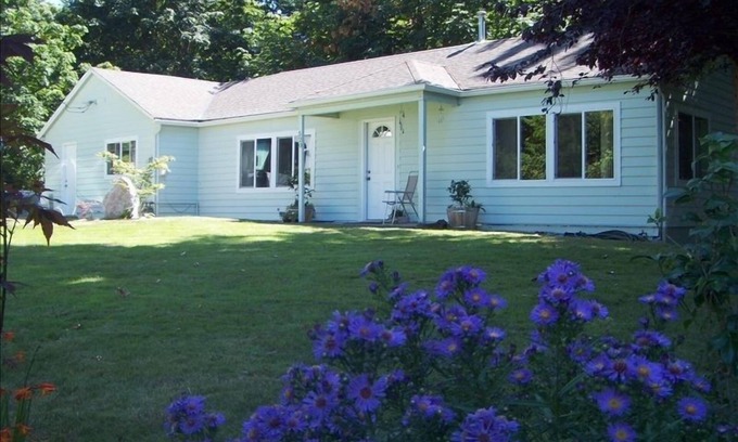 Retsil House | Cozy step-free house - walk to ferry and downtown waterfront