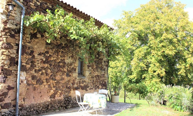 Mazeyrolles Cottage | Cozy Stone Cottage Near Monpazier, Fireplace, Large Garden, Family & Pet Friendly