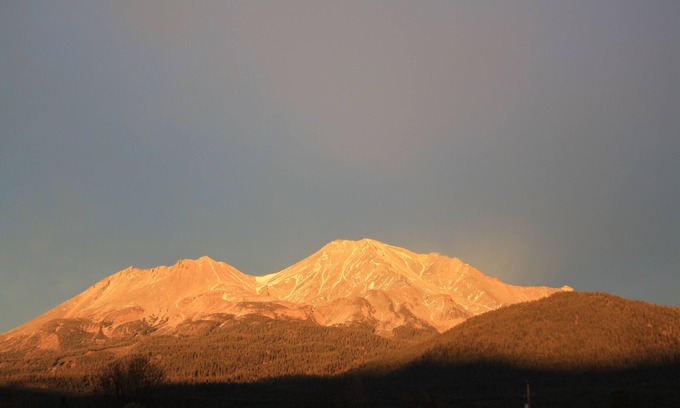 Mount Shasta Apartment | Cozy Studio, beatiful inside & out, queen size bed,Jacuzzi tub, full kitchen