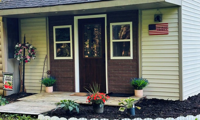 Drayton Plains Cabin | Cozy studio cabin in wonderful Fenton with AC