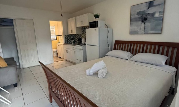 Downtown Hollywood Apartment | Cozy Studio in Hollywood-Q