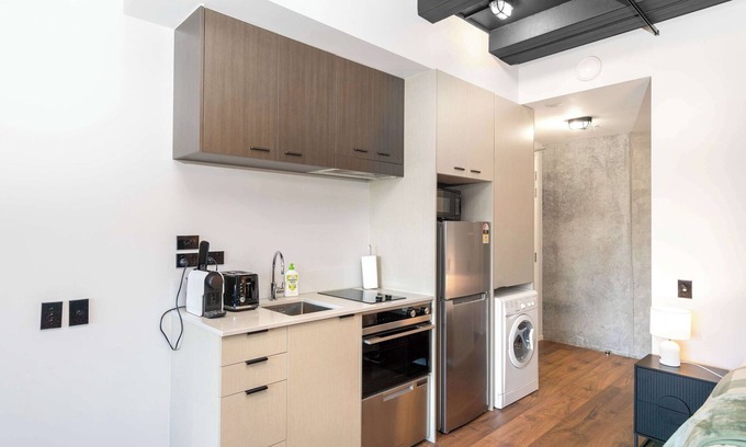 Petone Apartment | Cozy Studio - Private Balcony, Bath and Tub