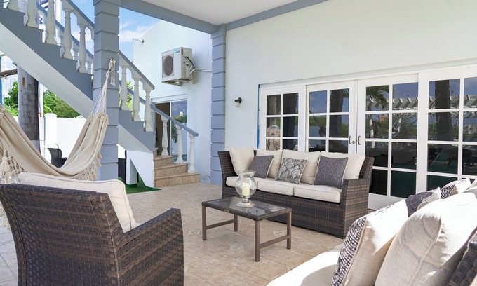 Washington Apartment | Cozy Studio! Stay Homey with Garden and Pool.