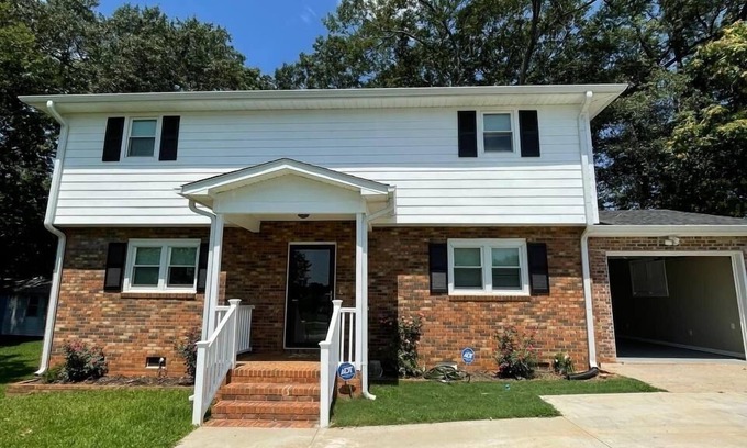 Drayton House | Cozy suburban home only 5 mins from downtown Spartanburg.