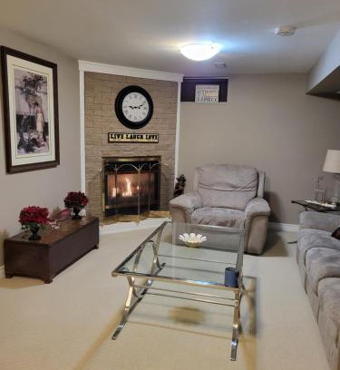 Grimsby Apartment | Cozy Suite with HOT TUB & Highspeed Internet