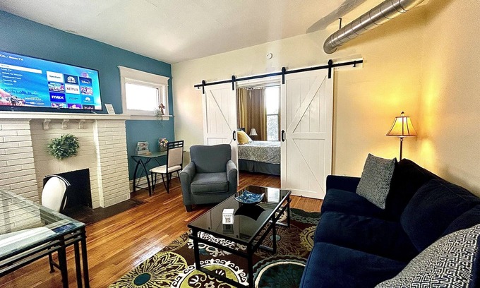 DeBaliviere Place Condo | Cozy Suite with King + Queen beds- Steps to MetroLink + Free Gated Parking