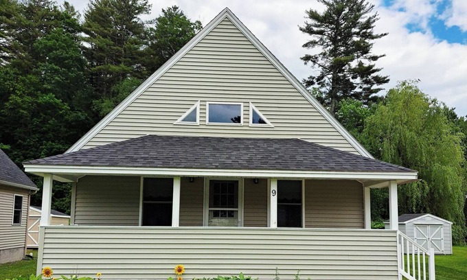 Litchfield Cottage | Cozy Sunshine Cottage on Woodbury Pond