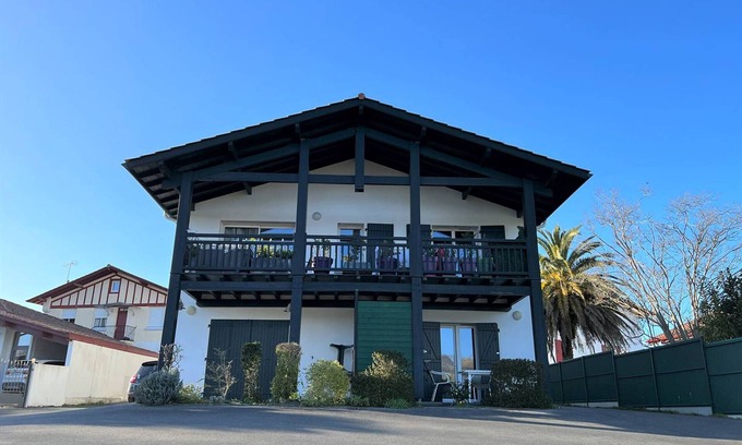 Cambo-les-Bains Apartment | Cozy T1 bis with Terrace, Parking, and Internet near Cambo-les-Bains Center