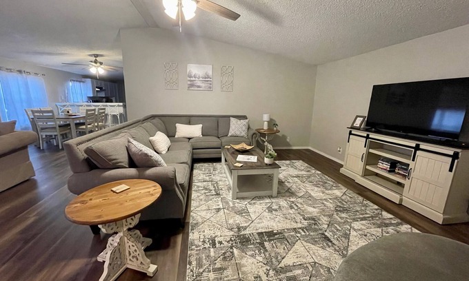 Mead House | "Cozy Times" less than 10 minutes from Lake Texoma and Choctaw Casino