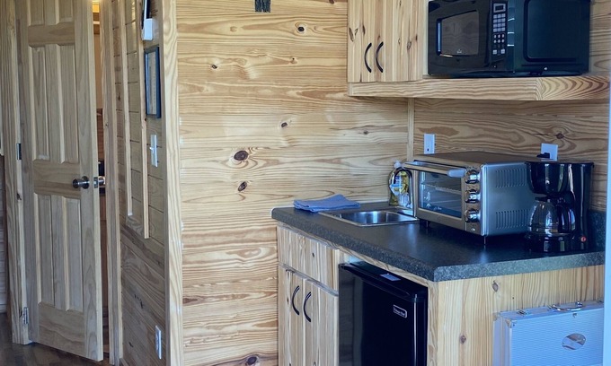 Hartwell House | Cozy Tiny Home 1 mile from Lake Hartwell