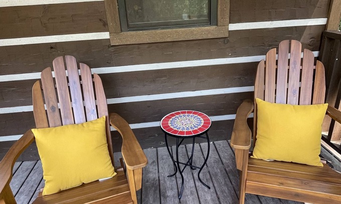 Mineola House | Cozy tiny home in the pines - 20 minutes from Canton and Lake Fork!