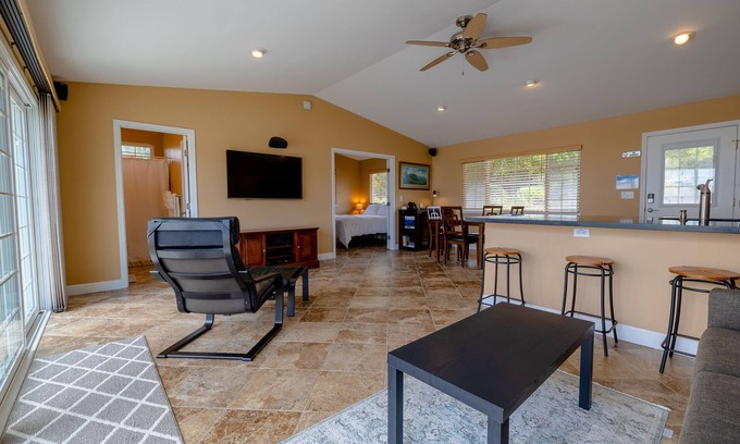 Hilo House | Cozy Tropical Retreat Guest House with AC