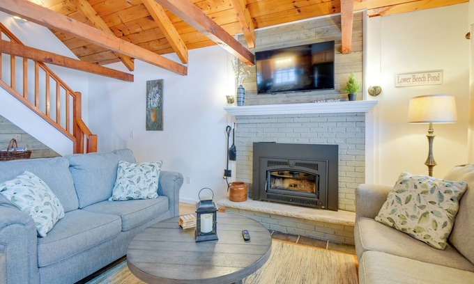 Tuftonboro House | Cozy Tuftonboro Home w/Deck - Walk to Beaches!