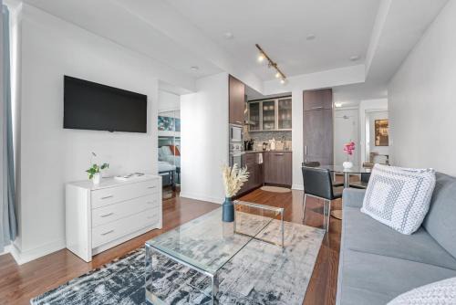 Toronto Entertainment District House | Cozy Unit Near Scotiabank Arena, MTCC & Rogers Centre