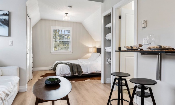 Sardis Apartment | Cozy up in our Garrison loft, walking distance to the Vedder river and shops.