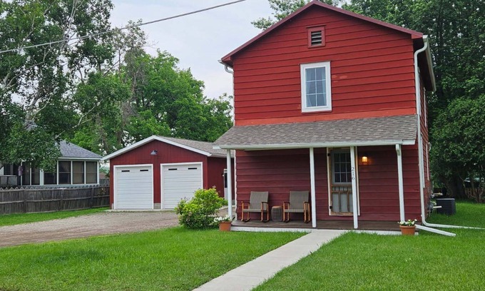 Norwood House | Cozy updated 3-bedroom house, pet friendly, wifi, covered porch, firepit & yard!
