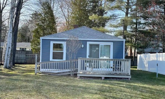 Tawas City House | Cozy updated 2 BR on bike path, walk to Lake Huron
