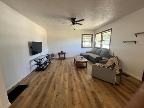 Diamond City House | Cozy updated lake