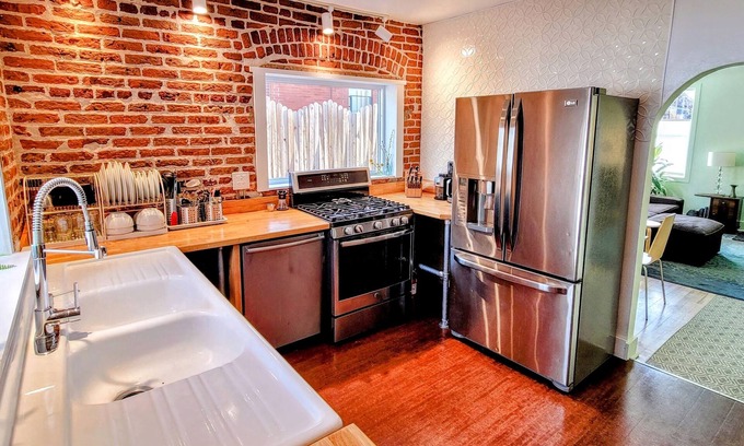 Sunnyside House | Cozy Updated Victorian Bungalow close to everything, no fees!
