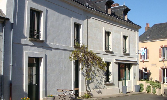 Montreuil-le-Henri Cottage | Cozy Village Retreat with Forest Views - WiFi, TV, and Comfortable Amenities