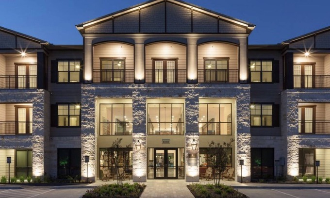 Spring Apartment | Cozy Woodlands Lakeside Luxury Apartment!
