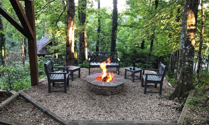 Mirror Lake Cottage | Cozy Yet Modern Cottage. Pet Friendly. 1.3 Miles to Town. Mountain Views.
