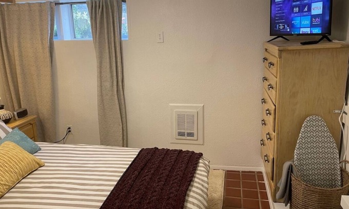 SeaTac House | CozyPrivate Peaceful 7mins>Airport Front Door Parking Pet Friendly Lodge Duplex