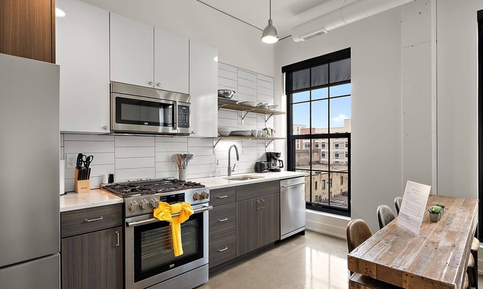 Warehouse District Apartment | CozySuites - Hall Lofts