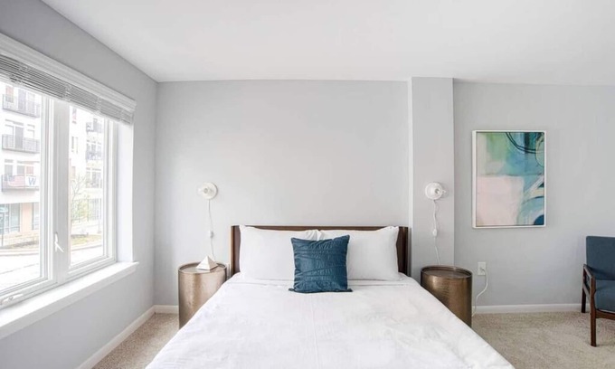 Cole-Noble District Apartment | CozySuites Indy Loft 2BR Monument Circle