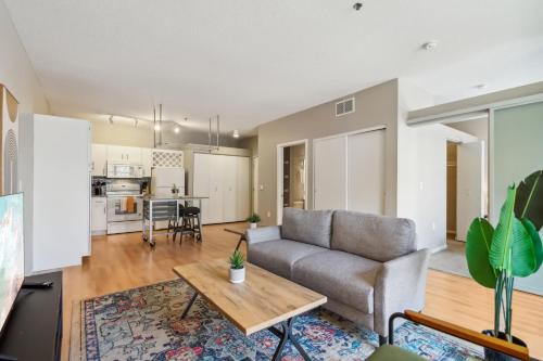 Mill District Apartment | CozySuites Mill District with pool, gym #01
