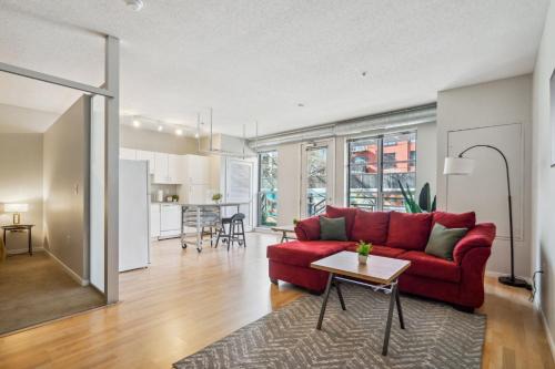 Mill District Apartment | CozySuites Mill District with pool, gym #07