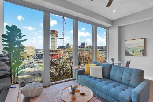 Downtown Pittsburgh Apartment | CozySuites Posh 1BR, PPG Paints Arena, Pitts