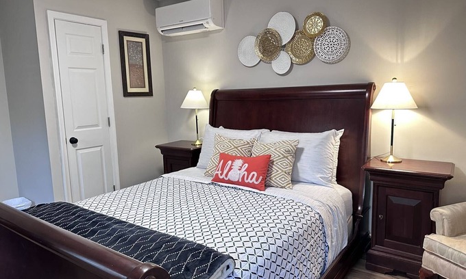 Richmond House | Craft Cottage fully fenced yard w/private parking