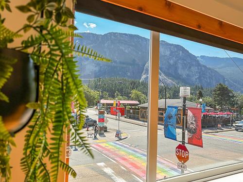 Downtown Squamish Hotel | Crash Hotel Squamish