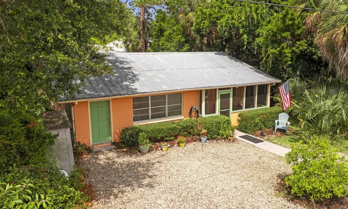 Cedar Key Cottage | Creamsicle Cottage is pet friendly and walkable to downtown & sunsets