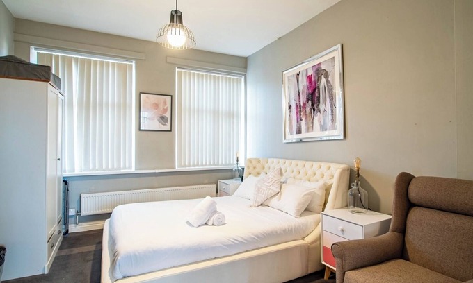 Sheffield Apartment | Creative and Cheerful 1-Bedroom Apartment