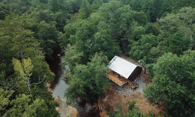 Hattiesburg House | Creek-side getaway, big deck, easy access to the city while being off the grid!