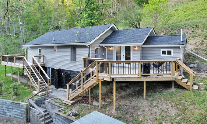 Tannersville Cabin | Creekfront mountain cabin on Tumbling Creek with 2 bed, 2 bath and dog friendly!