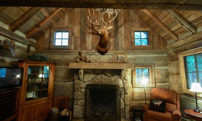 Franklin Cabin | Creekside 1800's Log Cabin- Dog Lover Paradise! September Special!