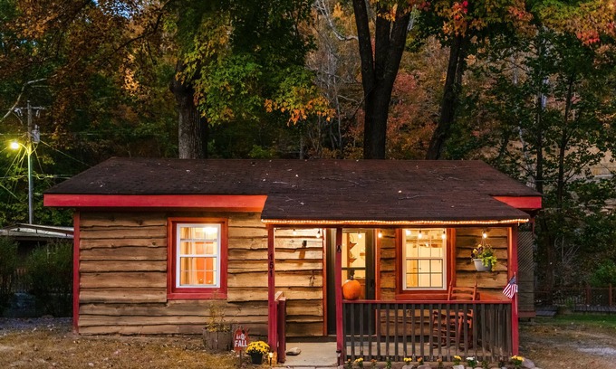 Maggie Valley Cabin | Creekside Cabin 15 Minutes from Cataloochee Ski Area, No 4x4 needed!
