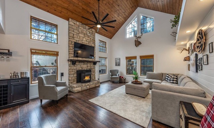 Shaver Lake Cabin | Creekside Cabin *Pup-Friendly with AC*