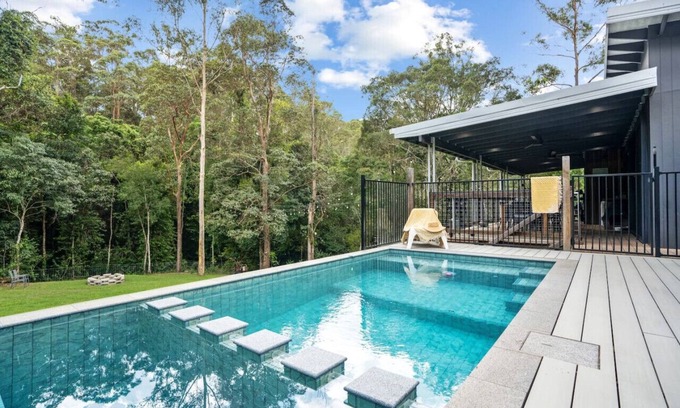 Perwillowen House | Creekside Cottage pet friendly w pool