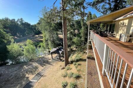 Oakhurst House | Creekside Dream Game Room Sleeps 12 bbq near town