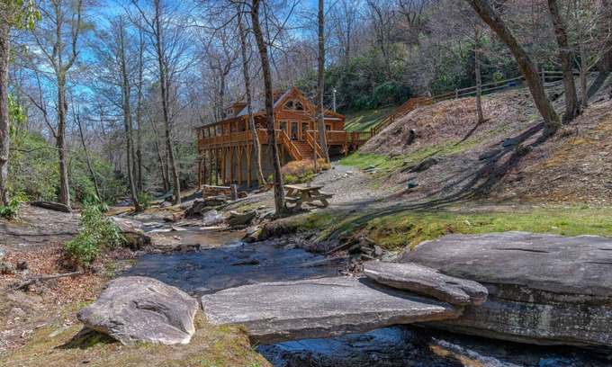 Black Mountain Cabin | CREEKSIDE LOG HOME: NEXT TO CREEK/CLOSE TO TOWN/HOT TUB/TRAILS/PETS OK