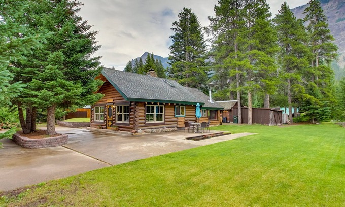 Silver Gate Cabin | Creekside Silver Gate Getaway w/Fireplace!